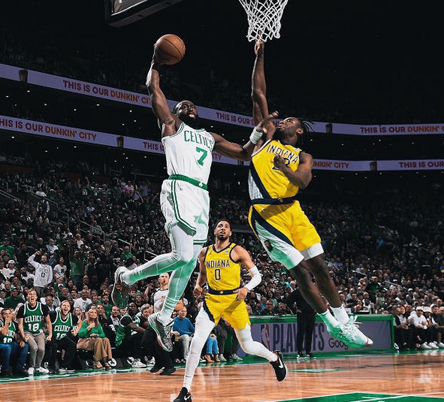 包含赛后突围战来临，波士顿凯尔特人围绕NBA常规赛复出首秀，悬念犹存，年轻球员得到机会的词条